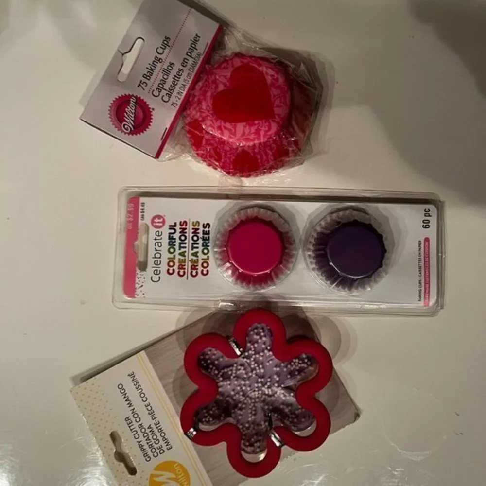 Baking Cups and Cookie Cutter / ❤️ Hearts (NEW)‎ (Home kitchen/x)